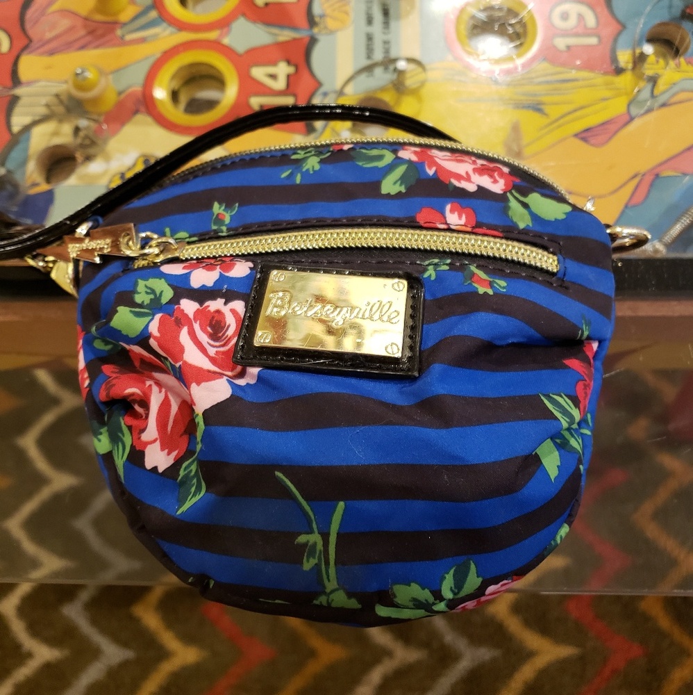 Small Betsey Johnson crossbody